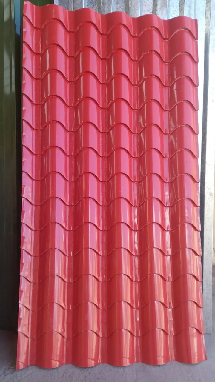 Cobertura roja de Aluzinc con perfil tipo teja