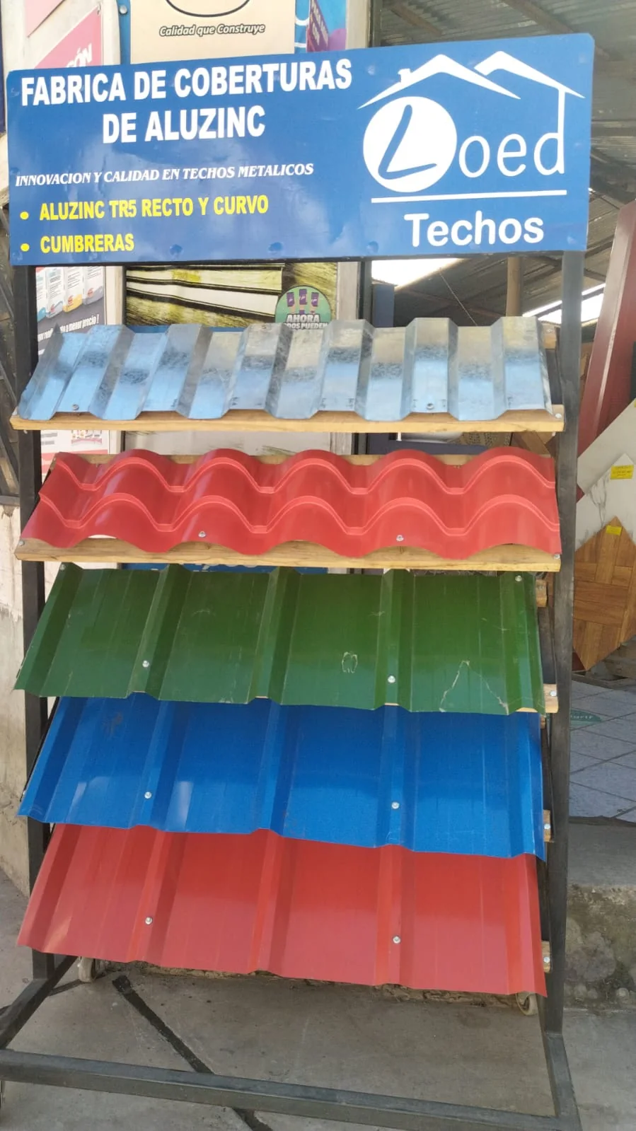 Muestras de calamina galvanizada pintada en rojo, verde y azul