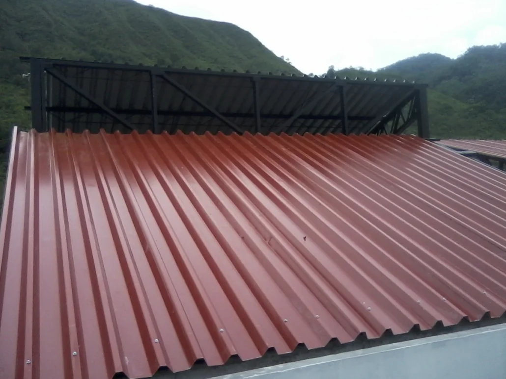 Cobertura metálica roja instalada sobre una estructura